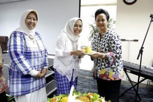 Pemotongan Tumpeng Oleh Ibu Devi Pandjaitan 1 Tahun Dharma Wanita Persatuan Kemenko Maritim