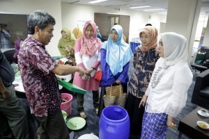 Dharma Wanita Persatuan (DWP) Kemenko Bidang Kemaritiman menyelenggarakan Workshop Pengolahan Sampah  Rumah Tangga, di Kantor Kemenko Maritim, Jakarta (01/12).