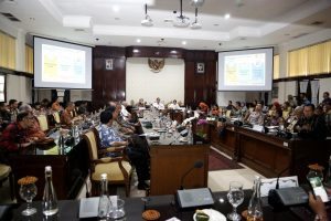 Menko Maritim Luhut B. Pandjaitan pimpin Rakor Percepatan Gerakan Budaya Bersih dan Senyum di Balai Kota Surabaya (6/12)