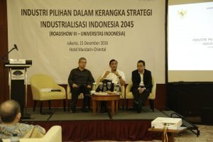 Menko Maritim Luhut B. Pandjaitan saat menjadi Narasumber dalam acara FGD Pilihan Industri KEIN dalam Kerangka Strategi Industrialisasi Indonesia 2045 (Roadshow III-Universitas Indonesia) di Hotel Mandarin Oriental, Jakarta (15/12) 