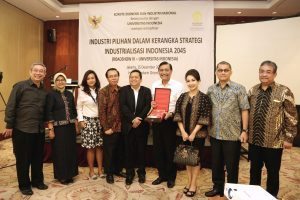 Foto Bersama Menko Maritim Luhut B. Pandjaitan usai menjadi Narasumber dalam acara FGD Pilihan Industri KEIN dalam Kerangka Strategi Industrialisasi Indonesia 2045 (Roadshow III-Universitas Indonesia) di Hotel Mandarin Oriental, Jakarta (15/12) 