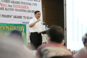 Menko Maritim Luhut B.Pandjaitan memberikan keynote speech dalam acara Reuni Alumni Akabri Angkatan 70 dan Penyerahan Beasiswa Bagi Anak-Anak yang Berprestasi di Yogyakarta, Sabtu (10/12/2016)