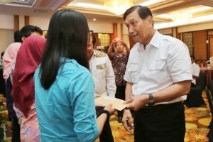 Menko Maritim Luhut B.Pandjaitan memberikan keynote speech dalam acara Reuni Alumni Akabri Angkatan 70 dan Penyerahan Beasiswa Bagi Anak-Anak yang Berprestasi di Yogyakarta, Sabtu (10/12/2016)