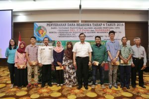 Menko Maritim Luhut B.Pandjaitan memberikan keynote speech dalam acara Reuni Alumni Akabri Angkatan 70 dan Penyerahan Beasiswa Bagi Anak-Anak yang Berprestasi di Yogyakarta, Sabtu (10/12/2016)