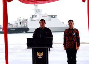 Menteri Koordinator Bidang Kemaritiman Luhut B Pandjaitan memberikan Sambutannya dalam mewakili Presiden RI di acara Hari Peringatan Nusantara 2016 di Lembata (13/12)