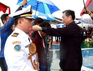 Menteri Koordinator Bidang Kemaritiman Luhut B Pandjaitan memberikan penghargaan kepada Gubernur Nusa Tenggara Timur Frans Leburaya dalam agenda acara Hari Peringatan Nusantara 2016 di Lembata (13/12)