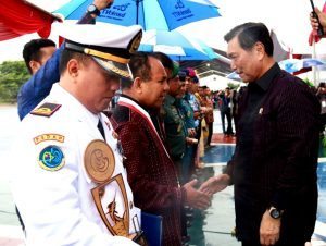 Menteri Koordinator Bidang Kemaritiman Luhut B Pandjaitan memberikan penghargaan kepada Gubernur Nusa Tenggara Timur Frans Leburaya dalam agenda acara Hari Peringatan Nusantara 2016 di Lembata (13/12)