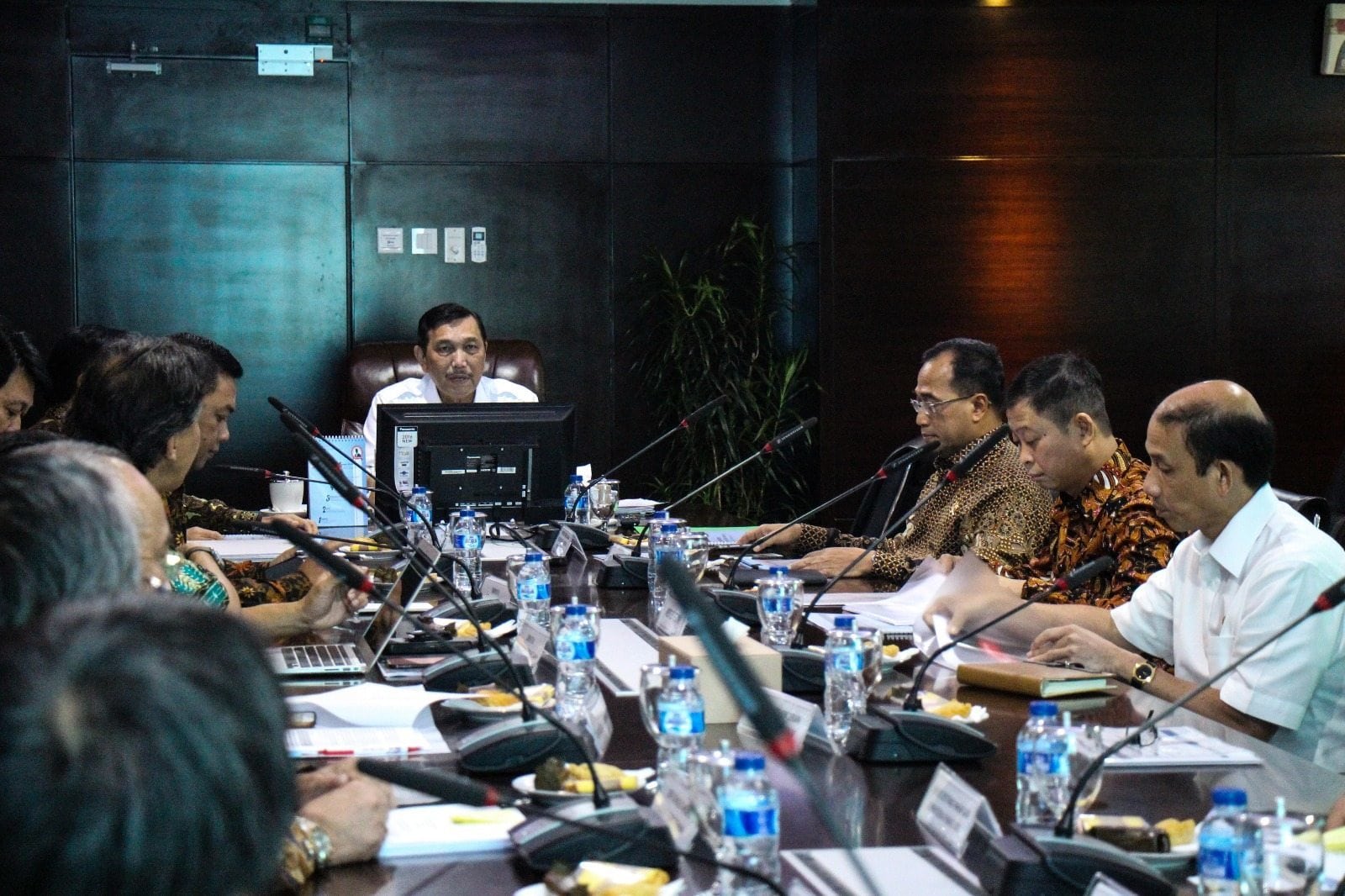 Menko Luhut Pimpin Rakor Lanjutan Evaluasi Program 2016 dan 2017 Menko Luhut Pimpin Rakor Lanjutan Evaluasi Program 2016 dan 2017
