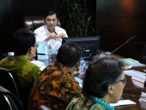 Menteri Koordinator Bidang Kemaritiman Luhut B Pandjaitan pimpin Rapat Koordinasi ttg Evaluasi Program 2016 (Pencapaian, what thing can be done better) dan Program 2017, Turut Hadir dalam rapat tersebut, Menteri Perhubungan Budi Karya, Menteri ESDM Ignasius Jonan dan Wamen ESDM Archandra Tahar, Jakarta (23/12)