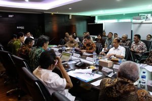 Menteri Koordinator Bidang Kemaritiman Luhut B Pandjaitan pimpin Rapat Koordinasi ttg Evaluasi Program 2016 (Pencapaian, what thing can be done better) dan Program 2017, Turut Hadir dalam rapat tersebut, Menteri Perhubungan Budi Karya, Menteri ESDM Ignasius Jonan dan Wamen ESDM Archandra Tahar, Jakarta (23/12)