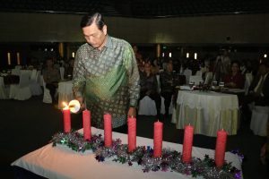 Menko Bidang Kemaritiman, Luhut B. Panjaitan menyalakan lilin pada perayaan bersama Natal 2016, di Gedung BPPT 2, Jakarta (5/1).