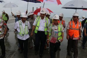 Menteri Koordinator Bidang Kemaritiman Luhut B Pandjaitan di dampingi Dirut Pelindo 1 meninjau Lokasi Pelabuhan Kuala Tanjung (13/1)