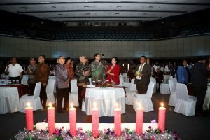 Menko Bidang Kemaritiman, Luhut B. Panjaitan bersama Ibu pada acara perayaan bersama Natal 2016, di Gedung BPPT 2, Jakarta (5/1).