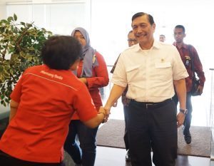 Menko Luhut B. Pandjaitan saat menjadi bintang tamu Kabar Bursa TV ONE (16/12)