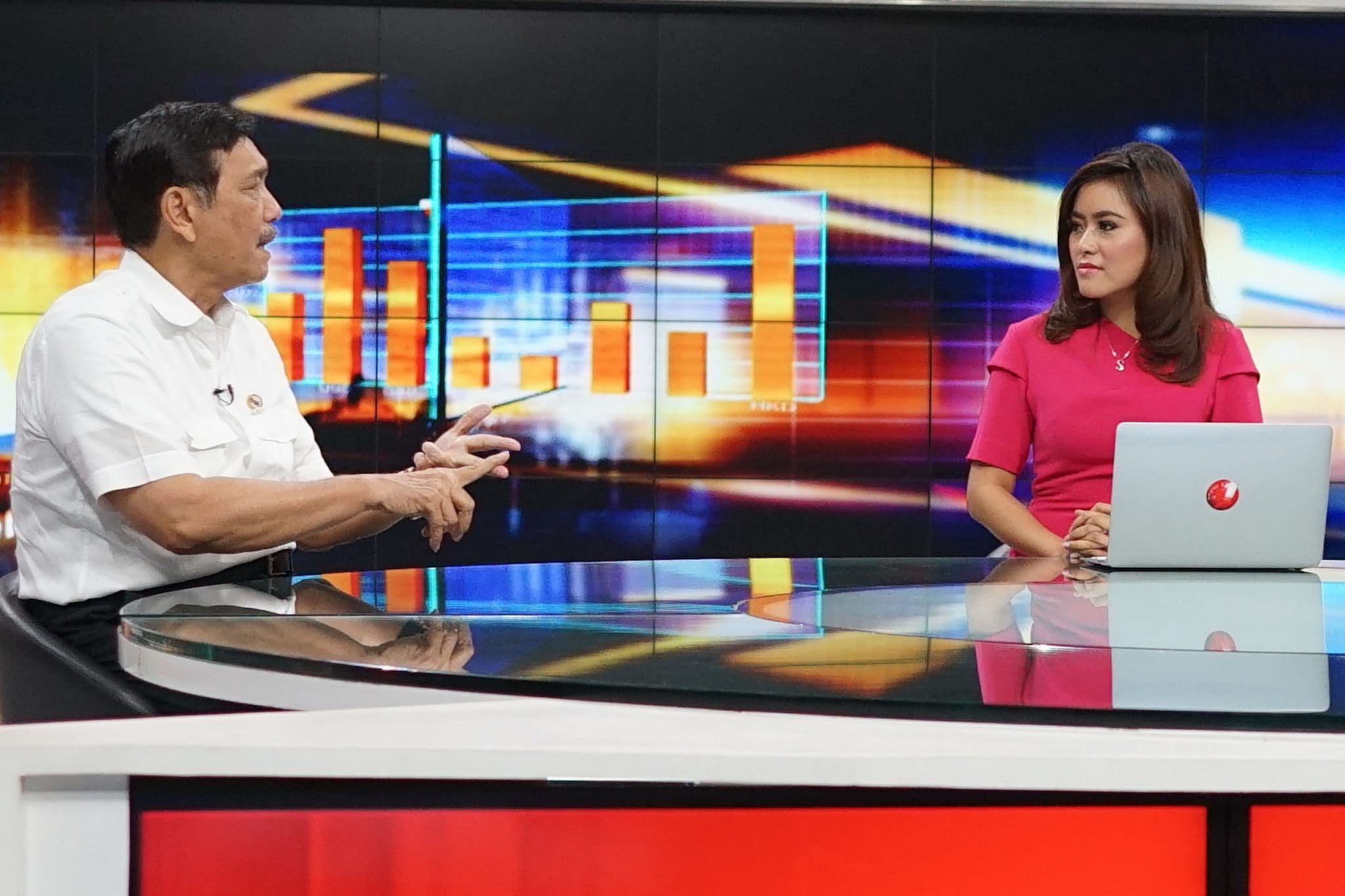 Menko Luhut B. Pandjaitan saat menjadi bintang tamu Kabar Bursa TV ONE. Menko Luhut B. Pandjaitan saat menjadi bintang tamu Kabar Bursa TV ONE.