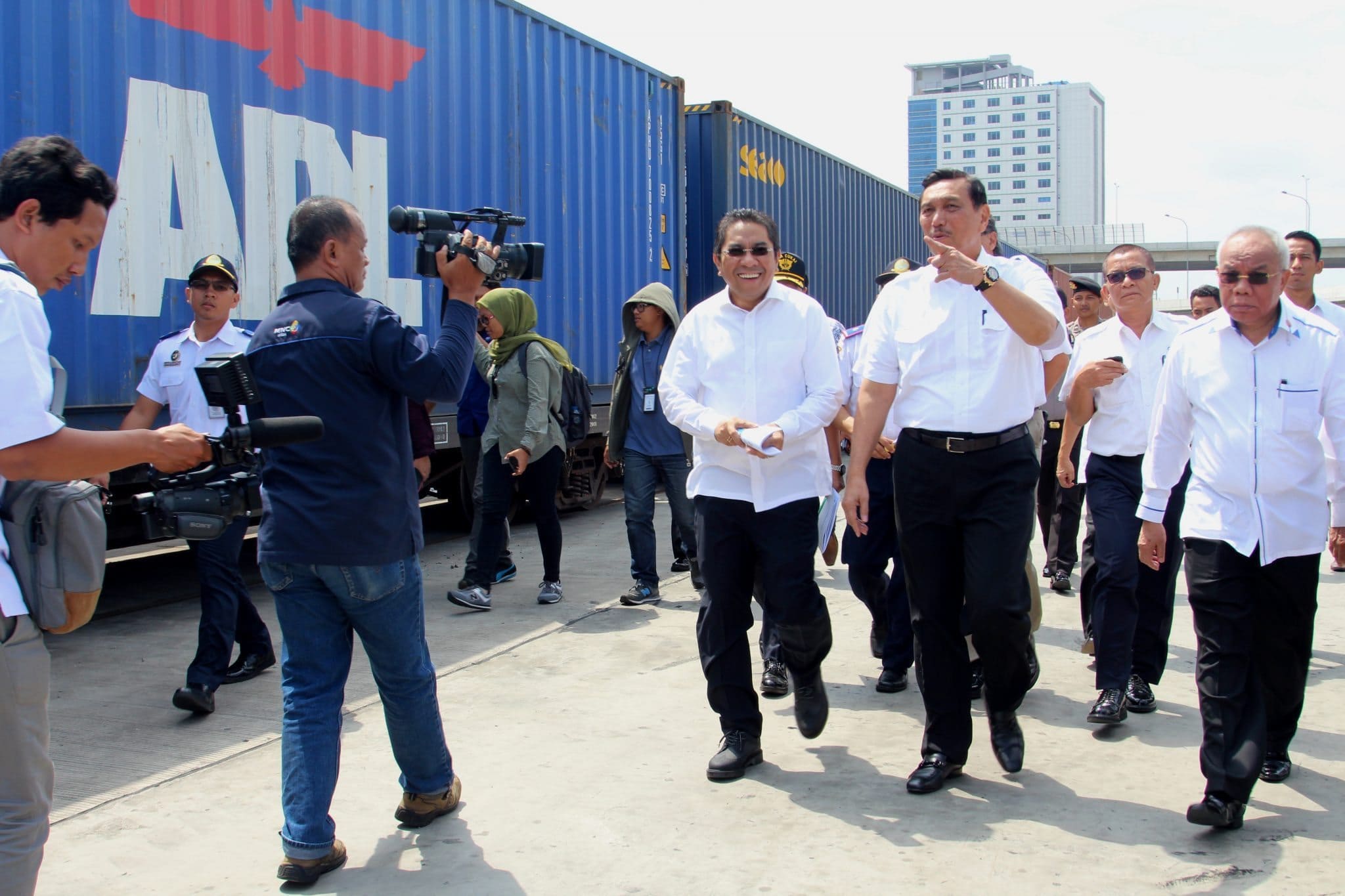 Menko Luhut Mengatakan Efisiensi di Pelabuhan Sudah Lebih Baik, Namun Masih Bisa Dioptimalkan Lagi Menko Luhut Mengatakan Efisiensi di Pelabuhan Sudah Lebih Baik, Namun Masih Bisa Dioptimalkan Lagi