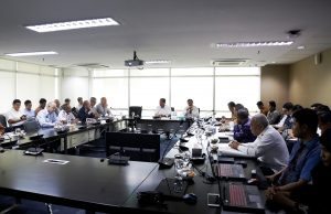 Menko Luhut Pimpin Rapat dengan Dirut Pelindo 1, 2, 3, 4 dan Pengusaha Belanda di Kantor Maritim, Jakarta (24/1).