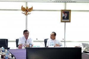 Menko Luhut B Pandjaitan pimpin Rakor Rencana Pembangunan Jembatan Pancasila dan Pembangkit Listrik Tenaga Arus Laut (PLTAL) di Provinsi NTT, di Kantor Maritim, Jakarta (11/1).