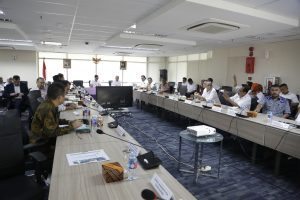 Menko Luhut B Pandjaitan pimpin Rakor Rencana Pembangunan Jembatan Pancasila dan Pembangkit Listrik Tenaga Arus Laut (PLTAL) di Provinsi NTT, di Kantor Maritim, Jakarta (11/1).