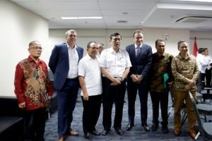 Menko Luhut B Pandjaitan pimpin Rakor Rencana Pembangunan Jembatan Pancasila dan Pembangkit Listrik Tenaga Arus Laut (PLTAL) di Provinsi NTT, di Kantor Maritim, Jakarta (11/1).