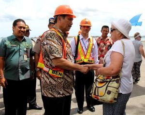 Menteri Koordinator Bidang Kemaritiman Luhut B Pandjaitan di dampingi Deputi bidang Infrastruktur Ridwan Djamaludin meninjau lokasi Pelabuhan Benoa di Tanjung Benoa Bali (30/12)