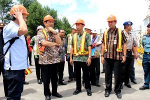 Menteri Koordinator Bidang Kemaritiman Luhut B Pandjaitan di dampingi Deputi bidang Infrastruktur Ridwan Djamaludin meninjau lokasi Pelabuhan Benoa di Tanjung Benoa Bali (30/12)