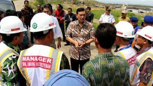 Menteri Koordinator Bidang Kemaritiman Luhut B Pandjaitan di dampingi Deputi bidang Infrastruktur Ridwan Djamaludin meninjau lokasi Pelabuhan Benoa di Tanjung Benoa Bali (30/12)