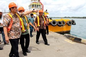 Menteri Koordinator Bidang Kemaritiman Luhut B Pandjaitan di dampingi Deputi bidang Infrastruktur Ridwan Djamaludin meninjau lokasi Pelabuhan Benoa di Tanjung Benoa Bali (30/12)