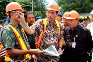 Menteri Koordinator Bidang Kemaritiman Luhut B Pandjaitan di dampingi Deputi bidang Infrastruktur Ridwan Djamaludin meninjau lokasi Pelabuhan Benoa di Tanjung Benoa Bali (30/12)