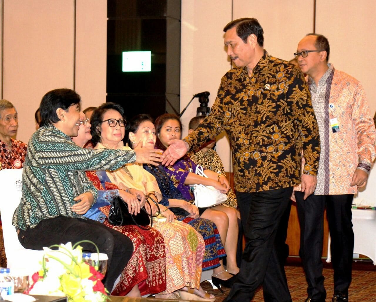 Menko Luhut B. Pandjaitan saat menghadiri peresmian pengeluaran pecahan uang Rupiah emisi Tahun 2016. Menko Luhut B. Pandjaitan saat menghadiri peresmian pengeluaran pecahan uang Rupiah emisi Tahun 2016.