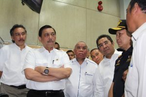 Menteri Koordinator Bidang Kemaritiman Luhut B Pandjaitan pada saat kunjungan di Pelindo 2 di Jakarta, 23 Januari 2016