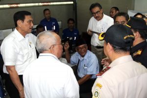 Menteri Koordinator Bidang Kemaritiman Luhut B Pandjaitan pada saat kunjungan di Pelindo 2 di Jakarta, 23 Januari 2016