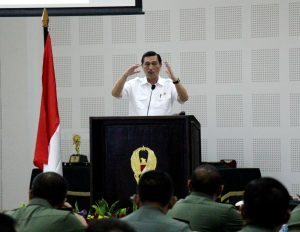 Menteri Koordinator Bidang Kemaritiman Luhut B Pandjaitan memberikan pembekalan pada saat Rapim TNI AD 2017 di Aula Jenderal Besar A.H Nasution, 24 Januari 2017