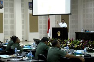 Menteri Koordinator Bidang Kemaritiman Luhut B Pandjaitan memberikan pembekalan pada saat Rapim TNI AD 2017 di Aula Jenderal Besar A.H Nasution, 24 Januari 2017