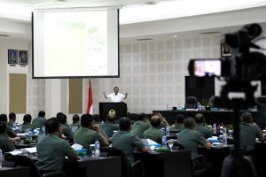 Menteri Koordinator Bidang Kemaritiman Luhut B Pandjaitan memberikan pembekalan pada saat Rapim TNI AD 2017 di Aula Jenderal Besar A.H Nasution, 24 Januari 2017