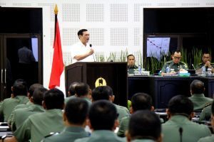 Menteri Koordinator Bidang Kemaritiman Luhut B Pandjaitan memberikan pembekalan pada saat Rapim TNI AD 2017 di Aula Jenderal Besar A.H Nasution, 24 Januari 2017