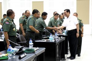 Menteri Koordinator Bidang Kemaritiman Luhut B Pandjaitan memberikan pembekalan pada saat Rapim TNI AD 2017 di Aula Jenderal Besar A.H Nasution, 24 Januari 2017