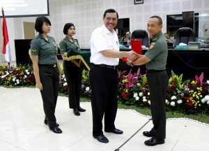 Menteri Koordinator Bidang Kemaritiman Luhut B Pandjaitan menerima cinderamata dari Kasad pada saat selesai memberikan pembekalan pada saat Rapim TNI AD 2017 di Aula Jenderal Besar A.H Nasution, 24 Januari 2017