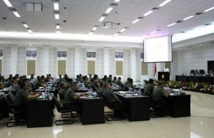 Menteri Koordinator Bidang Kemaritiman Luhut B Pandjaitan memberikan pembekalan pada saat Rapim TNI AD 2017 di Aula Jenderal Besar A.H Nasution, 24 Januari 2017