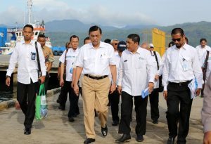 Menteri Koordinator Bidang Kemaritiman Luhut B Pandjaitan meninjau Lokasi Pelabuhan Selamet Riyadi di Ambon Maluku dalam agenda HPN 2017 (8/2)