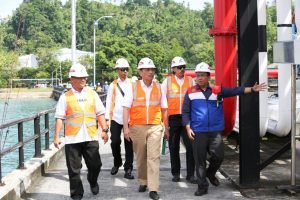 Menteri Koordinator Bidang Kemaritiman Luhut B Pandjaitan Tinjau Lokasi Terminal Transit BBM PERTAMINA di Ambon (8/2)