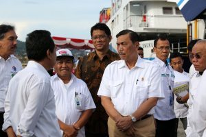 Menteri Koordinator Bidang Kemaritiman Luhut B Pandjaitan meninjau Lokasi Pelabuhan Selamet Riyadi di Ambon Maluku dalam agenda HPN 2017 (8/2)