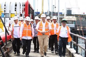 Menteri Koordinator Bidang Kemaritiman Luhut B Pandjaitan Tinjau Lokasi Terminal Transit BBM PERTAMINA di Ambon (8/2)