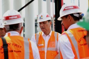 Menteri Koordinator Bidang Kemaritiman Luhut B Pandjaitan Tinjau Lokasi Terminal Transit BBM PERTAMINA di Ambon (8/2)