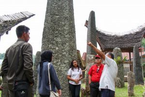                         Tim khusus Kemenko Maritim menindaklanjuti arahan Wakil Presiden Republik Indonesia menjadikan Toraja sebagai destinasi kawasan strategis pariwisata nasional ke-11, Objek Wisata Bori' Kalimbuang, Situs Megalitik Toraja (07/02)