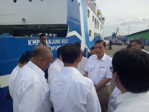 Menteri Koordinator Bidang Kemaritiman Luhut B Pandjaitan meninjau Lokasi Pelabuhan Yos Sudarso di Ambon Maluku dalam agenda HPN 2017 (8/2)