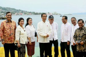 Menteri Koordinator Bidang Kemaritiman Luhut B Pandjaitan beserta jajaran Menteri Kabinet Kerja mendampingi Presiden RI Joko Widodo dalam acara Hari Puncak Hari Pers Nasional di Ambon (9/2)