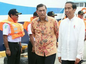 Menteri Koordinator Bidang Kemaritiman Luhut B Pandjaitan saat mendampingi Presiden RI Joko Widodo dalam acara Hari Puncak Hari Pers Nasional di Ambon (9/2)