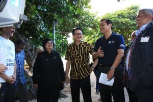 Menteri Koordinator Bidang Kemaritiman Luhut B Pandjaitan bersama Menteri LHK Siti Nurbaya menghadiri agenda dalam rangka pencanangan Global Campaign on Clean Sea di Bali pada Rabu,23 Februari 2017.