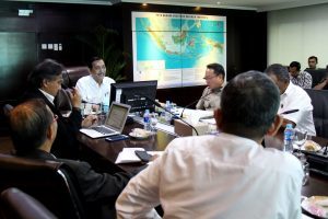 Menko Luhut B. Pandjaitan pimpin rapat terkait pembahasan gunung sinabung dengan Bupati Karo, Terkelin Brahmana dan Kepala BNPB, Willem Rampangilei di Kantor Maritim, Jakarta (27/2).